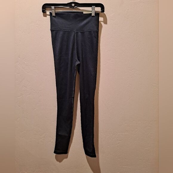 NWT OFFLINE by AERIE Hi-Rise Cable Ribbed Seamless 7/8 Leggings Black - S - Picture 1 of 7